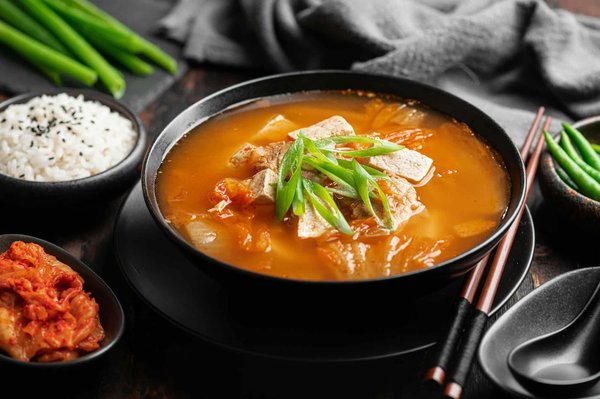 Wie macht man eine würzige koreanische Kimchi-Suppe mit Tofu und Gemüse?